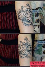 gadis lengan populer pola ular halus dan mawar tato