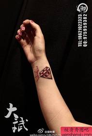 το χέρι του κοριτσιού μικρό και δημοφιλές μοτίβο τατουάζ με διαμάντια
