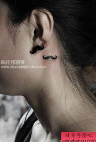 modello tatuaggio baffi collo ragazza