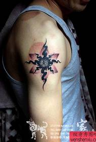 krah modeli i bukur i tatuazheve toteme totale të tatuazheve nga dielli