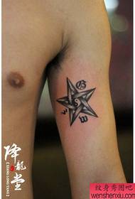 un tatuaggio a pentagramma e gossip all'interno del braccio