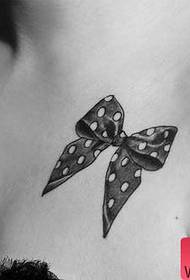vackra bröst vackra tatuering båge tatuering mönster