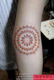 rankos gražus iššokantis šešių žvaigždučių tatuiruotės modelis