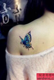 meitenes pleciem mazs un populārs tauriņa tetovējuma raksts