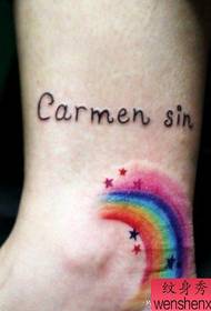 ragazze alla caviglia presso il famoso e squisito modello di tatuaggio arcobaleno