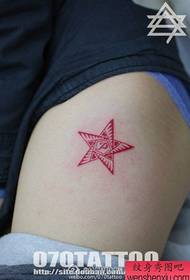 nogi dziewczynki pięknie wyglądający pięcioramienny wzór tatuażu gwiazdy