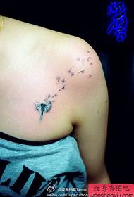 Небольшой и популярный рисунок татуировки одуванчика на плече девушки