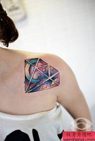 소녀의 어깨는 아름다운 별이 빛나는 다이아몬드 문신 패턴입니다.