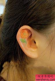 modeli i tatuazhit të vogël me lule veshi të vajzës