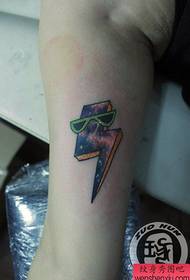 un bellissimo modello di tatuaggio a stella lampo
