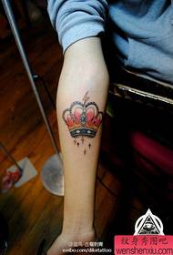 flicka arm populära populära krona tatuering mönster