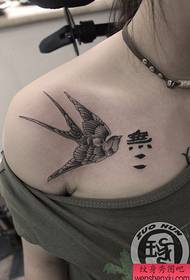 ramena djevojke izgledaju uzorak male tetovaže za gutanje