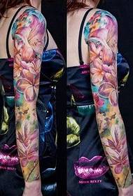 dziewczyna ramię piękna lilia kwiat ramię tatuaż wzór