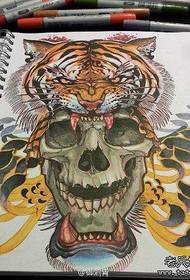 ένα πολύ δροσερό και δροσερό ένα σχέδιο τατουάζ κεφάλι τίγρη
