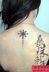 flicka tillbaka liten och snygg tatuering mönster för snöflinga