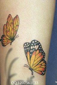 batang babaye nga nating baka gamay ug nindot nga kolor nga parisan sa tattoo sa butterfly