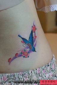 मुलीची कमर सुंदर आणि सुंदर फुलपाखरू चेरी ब्लॉसम टॅटू नमुना