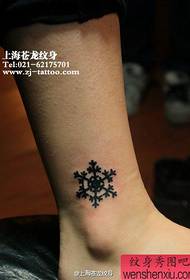 djevojački gležanj na popularnom modnom modelu tetovaža snježne pahulje