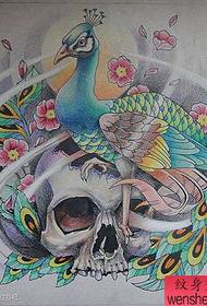 un bellissimo manoscritto tatuaggio pavone e teschio