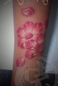 bella modella di tatuaggi di pesche di ragazza