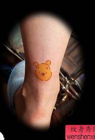 ragazza gambe orso simpatico cartone animato modello tatuaggio Winnie