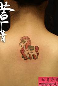 Дјевојка натраг цртани пони тетоважа узорак