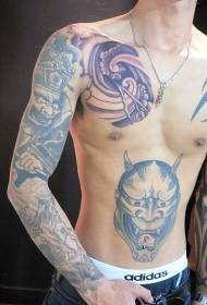 modello maschile tatuaggio addome e braccio fiore