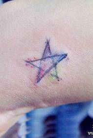 model i bukur dhe i vogël dhe i bukur me pesë cepa tatuazhi yll