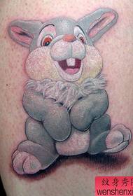 Nohy roztomilý kreslený zajačik tetovanie