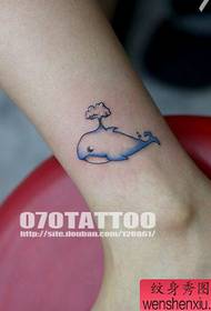 kwụ nwa nwanyị mara mma ụdị dolphin tattoo