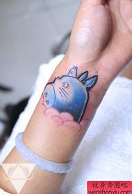 driegħ tal-bniet b'mudell klassiku tat-tatwaġġ Totoro