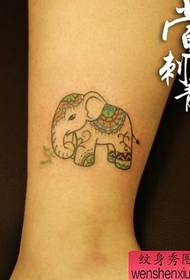 女の子は足の象のタトゥーパターンが好き