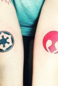 braccio color impero e tatuaggio icona simbolo ribelle