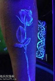 corak tatu pendarfluor bunga