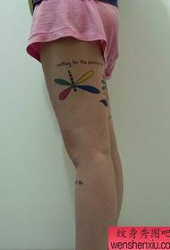 petites jambes et tatouages de lettres pour filles