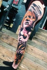 Tatuaggi scuri d'oggetti neri scuri in i braccia è e gammi