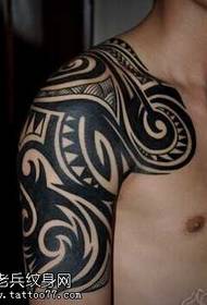 halvt dominerende totem tatoveringsmønster