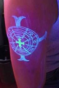 ramená blikajúce fluorescenčné tetovanie
