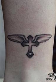 mali i jednostavan uzorak tetovaže križnih krila