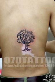 djali i modës së tatuazheve totemike të pemëve totem