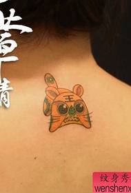 ragazza indietro piccola tigre bambola modello tatuaggio