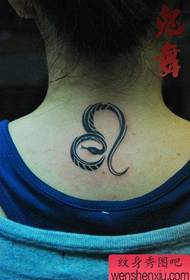 dívky krk malý had a Leo tetování vzor