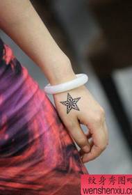 meisje hand mooi uitziende vijfpuntige ster tattoo patroon
