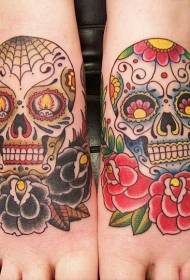 De voet is gekleurd met een schattige Mexicaanse suiker-schedel-tatoeage