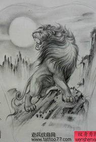 рукопис татуювання лева на повній спині