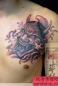 Den japanska tatuerartistens bröstliknande tatuering fungerar