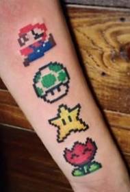 pixel tattoo pattern - pamatujete si videohru hranou jako dítě?