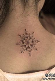 flicka tillbaka totem blomma tatuering mönster