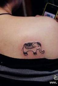 Gadis lucu kembali totem pola tato gajah