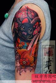 Japonski tatooistični roki Lucky Cat Zlata ribica deluje